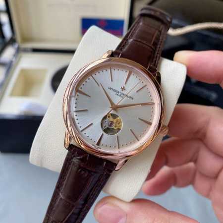 白 -金 Tw新品 2024新款江诗丹顿传承系列 新款字面到货 独特的镂空表盘 得以一瞥机芯鲜艳的红宝石避震器 金色的摆轮每时每刻都在运转 让你可以感受机械机芯 - 点击图像关闭