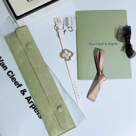 梵克雅宝-Van Cleef＆Arpels，Alhambra系列腕表继续沿袭梵克雅宝的标志性图案散发恒久隽永的优雅气息，精美镶钻设计，环绕着花形表壳，使之好像镶 - 点击图像关闭