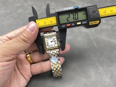 最新升级版本 中号27X37Mm PanthèRe De 猎豹腕表使用方形双层表壳看起来更加立体大方，更加突显出腕表的优雅与经典。白色表盘上，式时标设计更为腕表