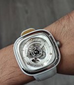 C 01 配备白色哑光动画环，采用耐磨的可丽耐材料 室内实体表面之神 制成，还配有白色皮革表带，彰显其独立特性。 #Sevenfriday #Sevenfrid