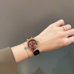 Lv 路易威登 容易搭，很时尚，很赞呢 尺寸：33Mm ，厚度：11Mm新颖字面，再加上蓝宝镜面＝刮不花，瑞士机芯＝走时准确。很便宜，很好用，很好看