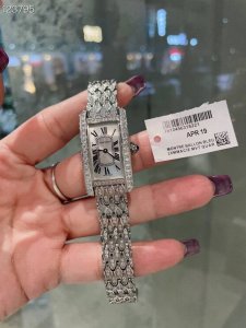 光圈 钻圈 满钻奢华版 Tankaméricaine腕表 卡地亚美国坦克系列 小号表款，进口瑞士石英机芯。316L精钢表壳 水晶镜面，剑形蓝钢指针，鱼鳞片状31