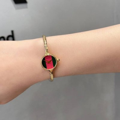 来点硬货日本中古二手店淘回来的gucci款！极其富有淑女范儿。配上及其简单的表盘，除去记录时间外别无其他功能，删繁就简，追忆简单生活。时尚就是一个轮回，现在正流