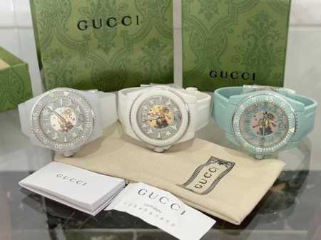 古驰 Gucci新款新款，Gucci Dive 系列腕表全新亮相，以潜水表为设计灵感，蜜蜂、星星 等元素点缀透明表盘，唤起本真记忆。 在可持续工艺的加持下，这款 - 点击图像关闭
