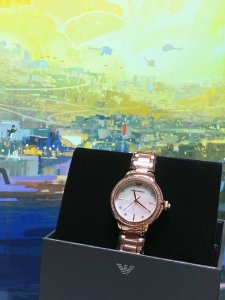 配盒 支持香港、美国直邮 Armani阿玛尼 型号：Ar11523 表壳：精钢、表镜：矿物质强化玻璃、表带：精钢、尺寸：32*8Mm 全玫瑰金配色，盘面简洁，精