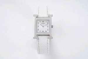 Factory Heure H系列 1996年设计师Philie Mouquet推动下诞生、是历久弥的新的恒久标记 1表壳尺寸：21X21Mm 2表壳材质：31