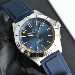 百年灵Breitling 机械计时系列A32398101M1A1 Chronomat Automatic Gmt 40 重磅来袭 1这款双时区腕表盘面简洁凌厉