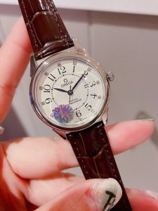 白 金 钢带+20 钻圈+20 欧米茄-Omega 女士腕表 进口石英机芯 316L精钢表壳 直径34Mm厚8Mm该款腕表备受女性喜爱，四季衣服搭配，尽显优雅在
