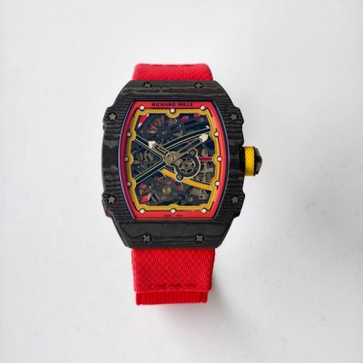 Av 定制的这只 Rm 67-02，厚度只有 7.8 Mm，重量仅 35 克，上手更像“第二层皮肤”。轻若无物，却藏着顶级机芯与复合材质。 表壳工艺：由数百层碳