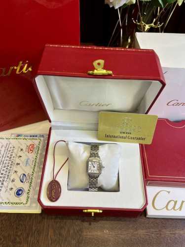 B H 配图片同款包装25 Cartier卡地亚猎豹手表等了2个月才出货，在超长的品牌历史上制作出众多经典，比如腕表中的桑托斯猎豹这样的传奇系列。近几年Cart