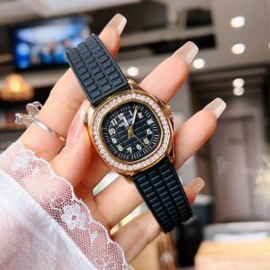 90 百达翡丽--手雷系列 女款简约三针， 亲民版本到货啦…石英机芯 日期显示 浮雕表盘，全质立体字块，中心大秒针，“热带”复合材质表带，Aquantaut 折