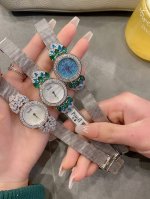 伯爵 Piaget Treasures G0A45029 这款钻石腕表采用优雅的椭圆形表壳和珍珠贝母表盘，搭配的黑色缎面表带佩戴舒适，更为这款华美腕表增添一抹隽