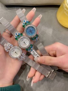 伯爵 Piaget Treasures G0A45029 这款钻石腕表采用优雅的椭圆形表壳和珍珠贝母表盘，搭配的黑色缎面表带佩戴舒适，更为这款华美腕表增添一抹隽