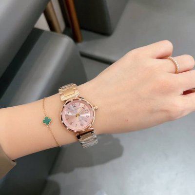 Lv 路易威登 三针女款超火款蓝宝镜面，进口石英，不锈钢316精工外壳，整体好看，显得格外优雅！
