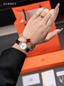 2630 爱马仕 Nv1 中号经典手表 璀璨时刻 优雅尽显 爱马仕奢华女表 甄选真钻 12 点钟处镶嵌 0.72 克拉美钻夺目闪耀 意大利头层牛皮一字扣表带 触