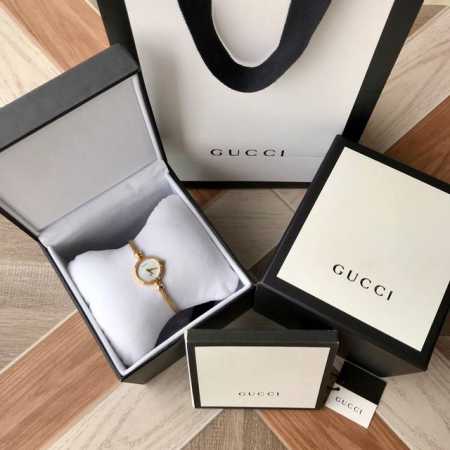 特 Vintage古驰gucci限量版手镯表，20毫米表径，瑞士石英机芯，三十米生活防水，进口蓝宝石玻璃镜面，底盖精致做旧雕花，配全套最新款专柜包装出货。 - 点击图像关闭