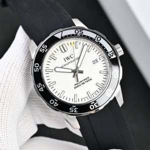 Iwc万国海洋时计系列 DDD 机芯类型：2824自动机械 DDD 表壳材质：316精钢 DDD 表带材质：橡胶 DDD 表壳直径：44毫米 DDD 外型简洁大