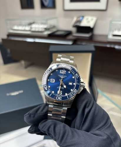 超强夜光，官网同步明星产品 专为追求卓越品质和拥有优雅态度的品味人士设计 康卡斯潜水系列。 采用全新全新进口机零故障精准走时性能稳定 表壳采用高科技材质历久弥新