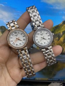 钻圈 今年3月份天梭出得新款嘉丽小美人系列,整体非常简洁,26Mm的表盘很精致小巧,厚度刚刚好!不愧是小美人~戴起来也是非常好看的~值得入手手表之一。 钻圈 今年3月份天梭出得新款嘉丽小美人系列,整体非常简洁,26Mm的表盘很精致小巧,厚度刚刚好!不愧是小美人~戴起来也是非常好看的~值得入手手表之一。