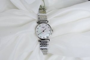 原单硬货 经典超薄的浪琴嘉兰系列-休闲时尚女士石英腕表， 白色珍珠母贝表盘12颗Vvs级别真钻刻度镶嵌 抗磨损合成蓝宝石玻璃 耐刮花 ，24Mm大小 表壳表带以