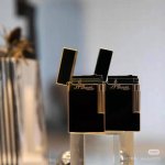 说起这个品牌大家肯定不会再陌生！！ 特别是男士！！他可谓是十大打火机排名第一！！ 上榜理由就是材质奢华，工艺多，全部由工人手工制作，生产制作周期持久！！不属于量