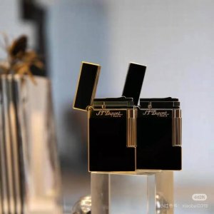 说起这个品牌大家肯定不会再陌生！！ 特别是男士！！他可谓是十大打火机排名第一！！ 上榜理由就是材质奢华，工艺多，全部由工人手工制作，生产制作周期持久！！不属于量