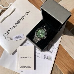 原厂阿玛尼Armani 石英男表，专柜新款！Ar11338，可单向旋转的最潮拼色圈口，搭配柳叶形指针设计，刻度与指针自带超强夜光，整体简约大气，波浪纹底盖上镌刻