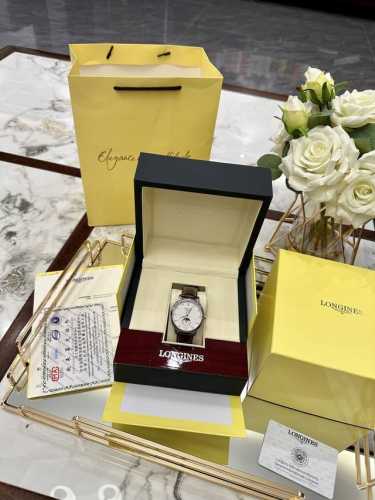 图片同款包装 Longines原单高版本浪琴名匠月相男表到货，品质超赞，原单狠货，手表可以增加人的时尚魅力与气质，彰显品质的生活，全钢牛皮表带，进口机械机芯，蓝