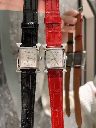 白壳 金壳 四角钻 Hermes 爱马仕 Heure H系列 香港Dfs环球免税店亮丽的颜色表带环绕独特的“H”型表壳，白色天然贝母数字面，纯手工打磨而成，采用 - 点击图像关闭