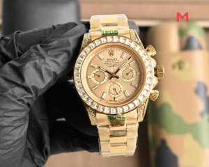 白壳 金玫 劳力士顶级玩物毒货，不喜欢撞款街表水鬼的你，他绝对是你的知音。用劳力士最经典的潜航系列水鬼作为原型，经过圈口的二次改装，然后镶嵌顶级天然皓石，大闪亮