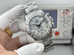 贝壳眼: -铂金眼: ppm改装，双层贝母眼，隐藏款竹节钻迪通拿 采用真莫桑钻圈口 内置4801机芯，可原装4130机芯。 在时光的长河中，每一块手表都承载着独