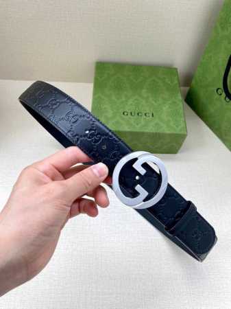 特 宽度4.0Cm Gucci古驰爱的进行曲 全新时装系列精选品牌典藏元素，以几何造型焕新演绎互扣式双G原版钢扣标识，呈现多款别致单品。历久弥新的设计元素与本次 - 点击图像关闭