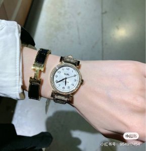 Coach蔻驰麦迪逊系列女表带钻 实物特别上档次 我金 火爆鸣 鸡到没朋友 机芯都是movado 的哦 完美的抛光效果 很有卡地亚的气质 表盛 32Mm 一圈都