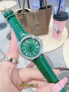 皮带 卡地亚女士腕表 进口石英机芯 直径 33Mm 三针石英腕表，头层小牛漆皮表带 蝴蝶扣钢带该款腕表备受女性喜爱，在不同的场合映耀着她们各自的独特个性与迷人风