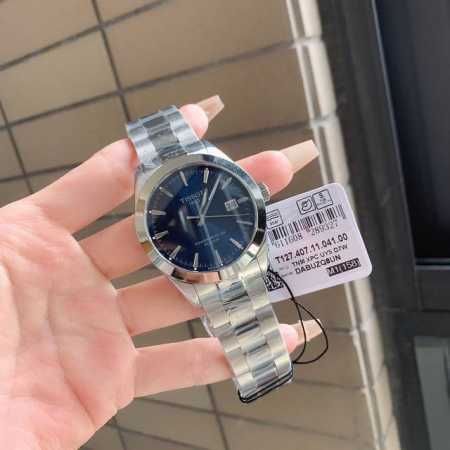 1240 独家新款上，天梭T127风度系列男表，搭配C07机芯极简主义风格为现代男士，打造时尚硬朗独特风格，简约复古优雅的百搭款式面对任何场合，接人张弛有度简约 - 点击图像关闭