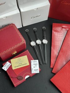 批720 。全新Ronde Must系列腕表 承袭经典圆形造型以更流畅的表壳 与更精致的表盘设计 焕美新姿瞩目回归