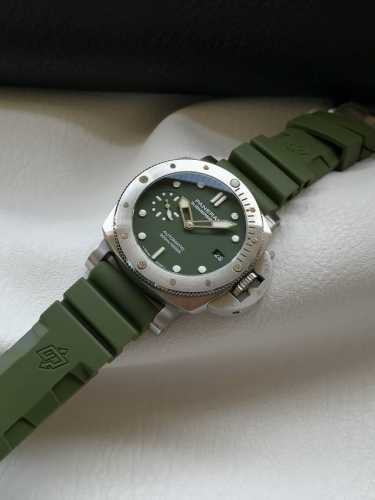 vs臻品：沛纳海Submersible 潜行系列pam01055腕表 橡胶-磨砂精钢-深军绿色表盘，时标和针尖以白色夜光涂层涂覆， 定制全自动，42毫米 ，致敬