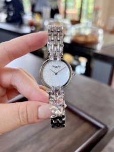 日本中古宝藏手表 Dior迪奥时尚魔头女表，上手巨推啊～变盘尺寸28Mm不大不小，简直是女生的最爱是～珍珠贝母面，带上特别显气质～浓浓的中古风