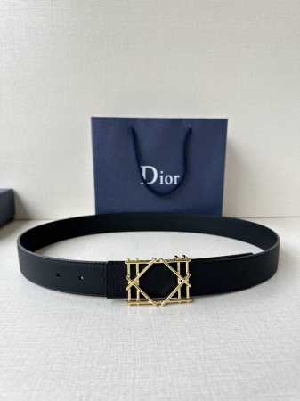 特 Dior 宽度3.5Cm 这款不锈钢金属腰带扣、是季节男装系列新品，展现 Dior 经典的藤格纹图案。可与各式35毫米腰带搭配，彰显经典风格。 - 点击图像关闭