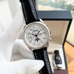 白 金 品牌:浪琴一Longines 热卖爆款 款式: 40Mm版 “名匠” 七针多功能 经典永不过时 市面上 唯一一家 采用 原装“自动陀”底盖可见，表壳做工