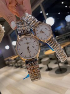 白 金 钢带20 新款浪琴-Longines简约大气女款 进口石英机芯 矿物质玻璃镜面 316L精钢表壳 直径30Mm厚8Mm 该款腕表备受女性喜爱，在不同的场