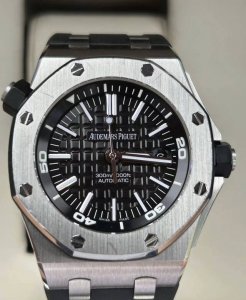 品牌:A爱彼皇家橡树离岸型:系列:15703系列设计:特有的八角型表圈表达出棱角分明线条:机芯:搭载原版顶级进口机械机芯性能稳定内圈:316精钢表壳内置可调旋转