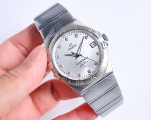 白壳 金壳 钻50 市场最高版本对版黑色风车状摆轮 38毫米欧米茄第四代星座系列男土腕表将星座系列 1表壳 隽永迷人的设计充分体现在表壳两个侧面的经典半月形切面