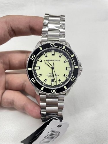 深海之光 无畏征途 Ar60083 阿玛尼42.5Mm机械潜水表 以专业姿态探索未知之境 全夜光字面+夜光刻度圈口，漆黑深海亦能清晰读时 白钢表壳表带搭配蓝宝石