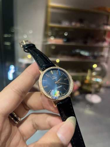 白 金 钢带+20 钻圈+20 欧米茄-Omega 女士腕表 进口石英机芯 316L精钢表壳 直径34Mm厚8Mm该款腕表备受女性喜爱，四季衣服搭配，尽显优雅在