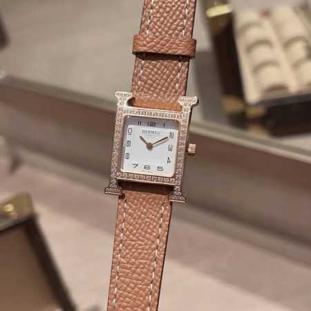 白 金 钻50 Heure H腕表 中号26X26 小号21X21毫米，镶嵌112颗钻石，防眩蓝宝石水晶镜面，白色天然珍珠母贝表盘，瑞士石英机芯，可自由搭配手拆 - 点击图像关闭