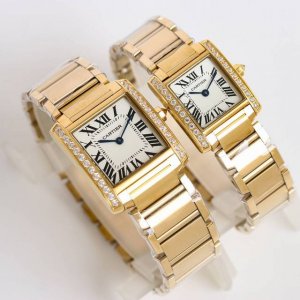 白 -金 钻+50 台湾厂出品-卡地亚法国坦克W S T A系列腕表 技术特点： 1镜面：蓝宝石鱼眼表镜玻璃，玻璃镀了防指纹十透明膜，让玻璃面更加清晰通透 2表