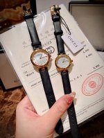 同步 最高版本超级精美的复古金 网红爆款 精钢表壳不掉色 蓝宝石防刮镜面侧面镂空雕花设计 进口贝母字面 小牛皮表带 上手超舒适 尺寸32 27Mm 可配全套包装