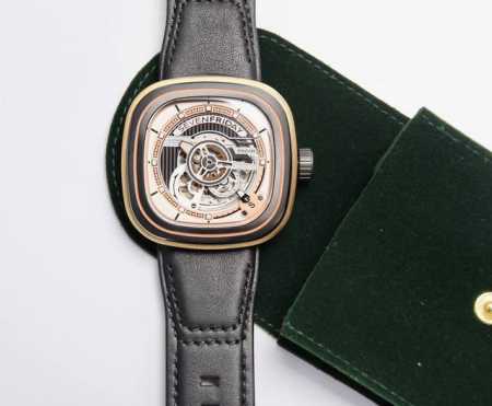 Sevenfriday Ps2 02 世界上的色彩干变万化，黑白简洁、荧光闪亮，Ps2 02，不设限。枪金属色底盘吐露低调属性，日内瓦饰纹叠加传统精神，Ps2 - 点击图像关闭