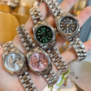 新款推荐 劳力士 28Mm精致小表螺旋后盖 女款条丁面 爆款推荐 设计显出独特高贵优雅女神气质！316精钢搭配蝴蝶扣，不显浮华的风格广受女神喜爱，逐渐深刻人心，